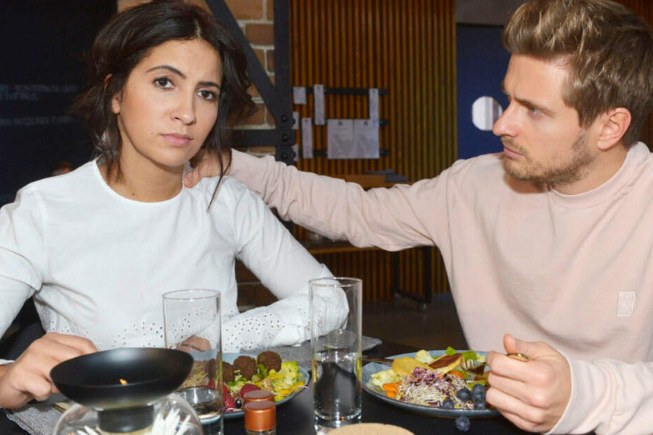 Laura (l) hat sich kurz vor ihrem Abschied von Philip (r) getrennt.