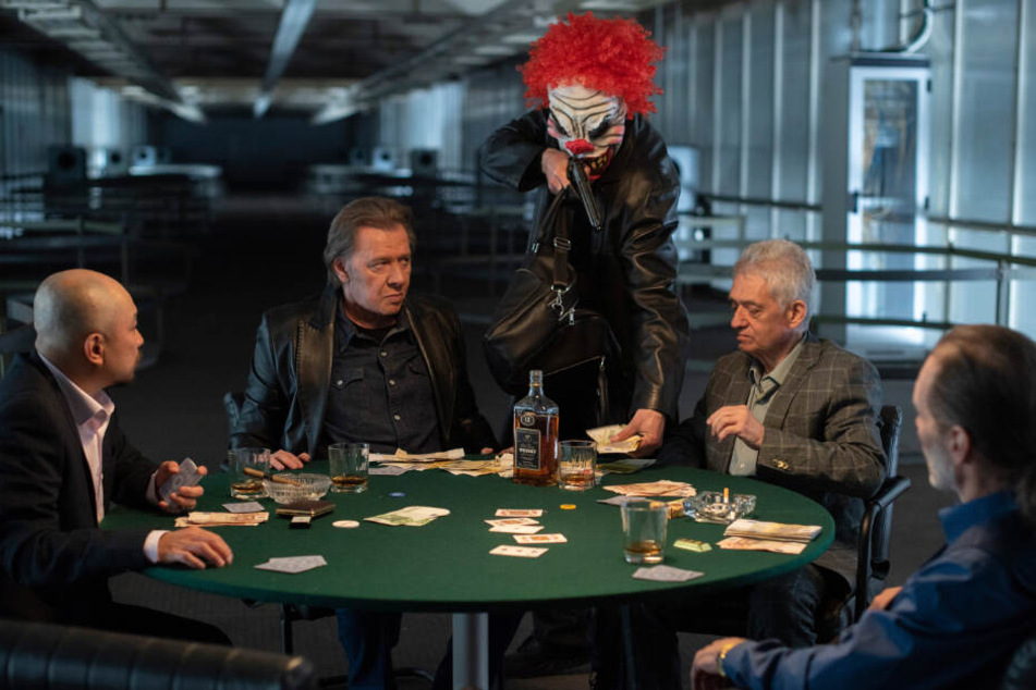 In der Folge "Kleine Haie, fette Fische" ermittelt Jan Fedder undercover am Pokertisch. Die Folge wird am 3. Februar gezeigt.