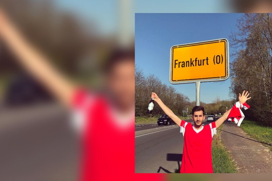 Der vermeintliche Benfica-Fan posiert vor dem Ortsschild von Frankfurt an der Oder.