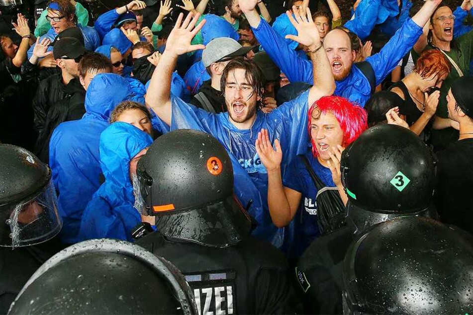Demonstranten werden in der Schröder-Stiftstr in Hamburg eingekesselt.