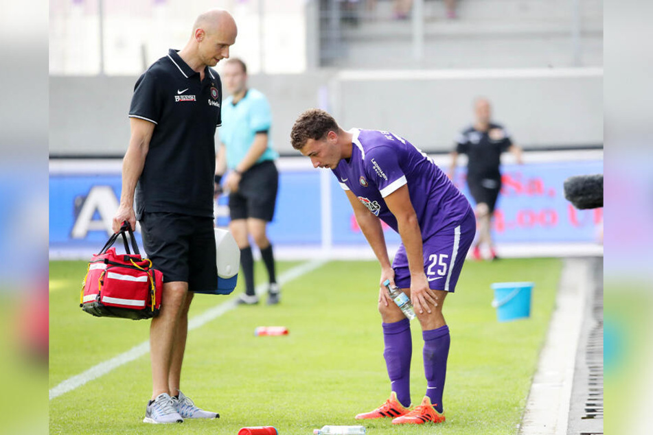Im Test gegen Union (1:1) musste Dominik Wydra (r., mit Teamarzt Stephan Rezmann) mit Kreislaufproblemen raus. Jetzt ist er wieder fit.