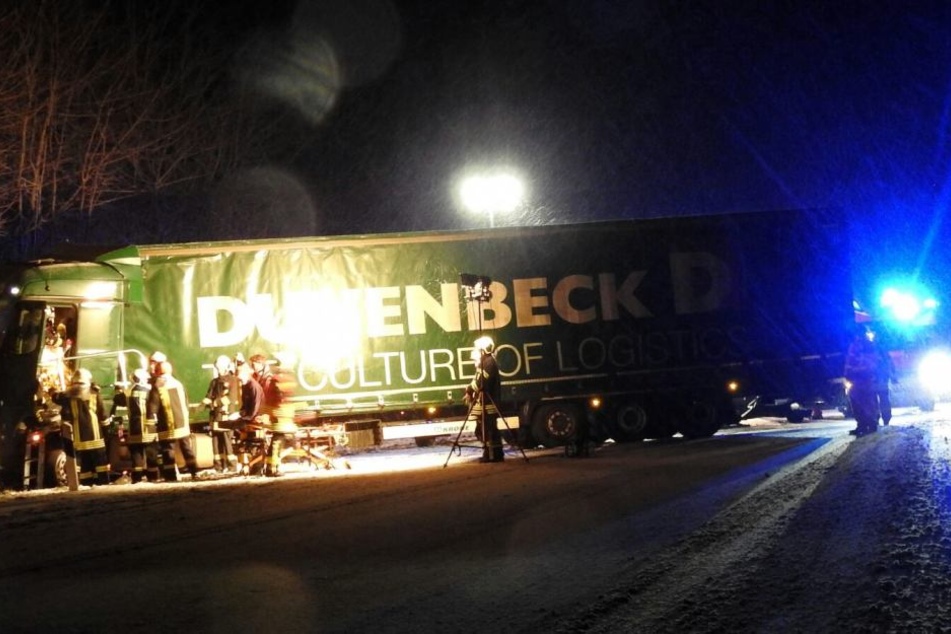 Schwerer Lkw Unfall auf A14 Richtung Dresden zwischen Grimma und Mutzschen.