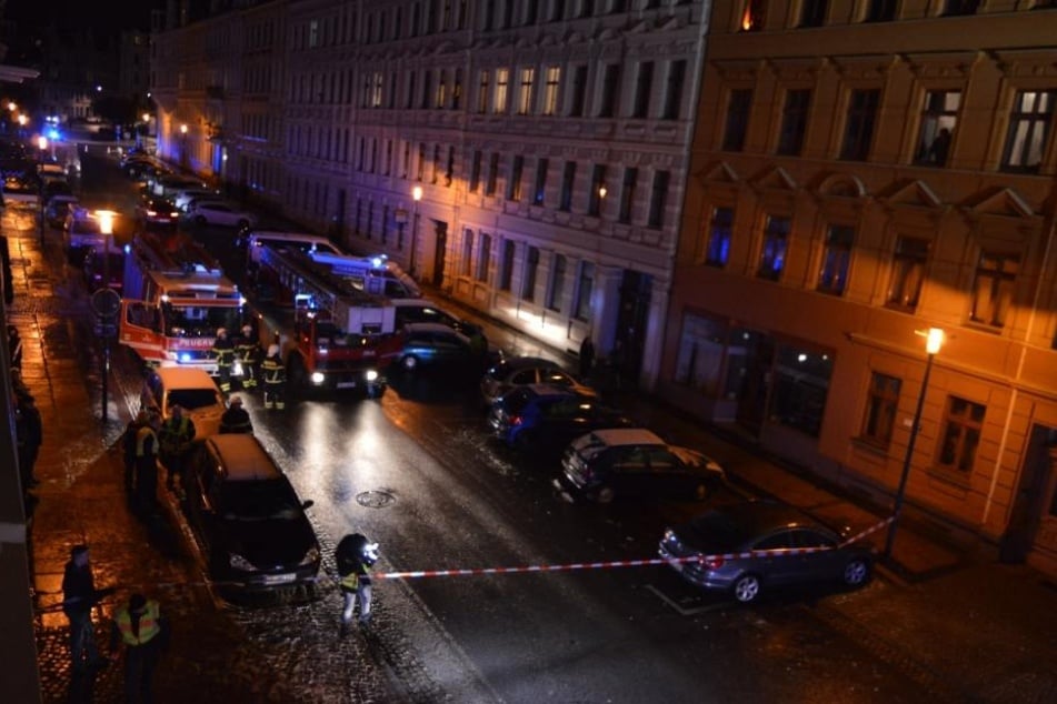 Derzeit ist die Feuerwehr und Fachkräfte vor Ort, um den Vorfall zu untersuchen.