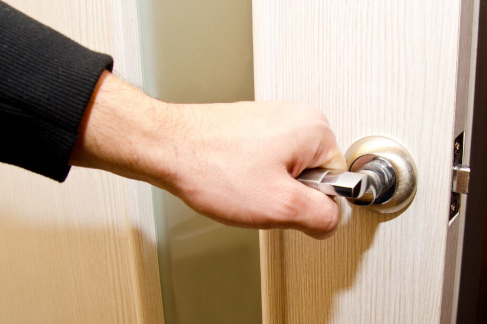 Als der Mann die Tür öffnete, schoss ihm der Täter ins Gesicht und tötete ihn so. (Symbolbild)