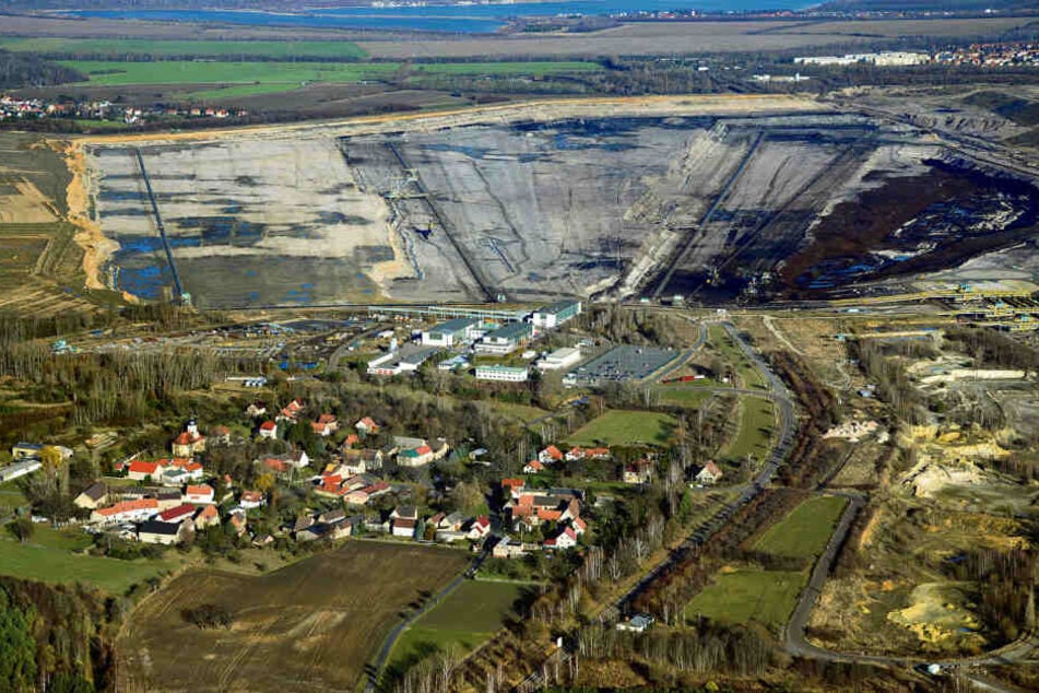 Kann das weg, oder leben da noch Menschen? Pödelwitz, dahinter der Tagebau Schleenhain.