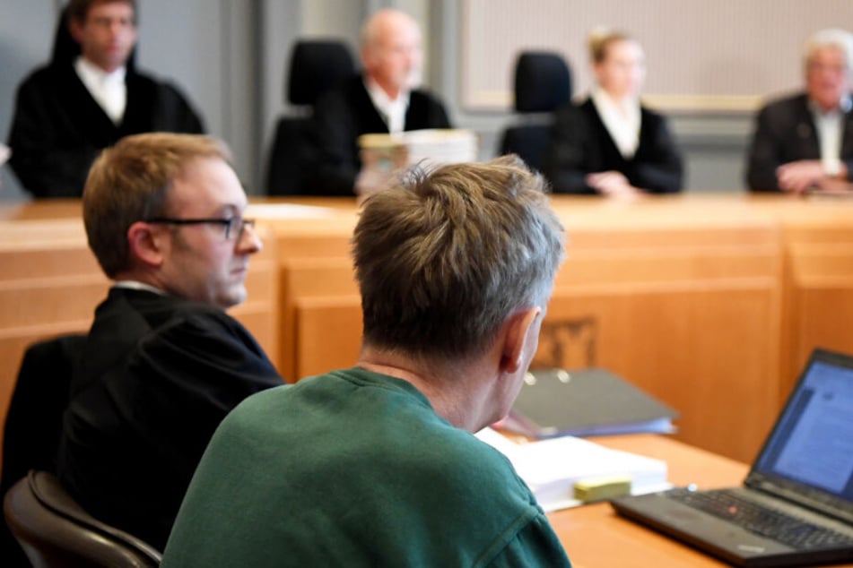 Das Gericht hat den 48 Jahre alten Mann (vorne) wegen der Tötung seiner Frau verurteilt.
