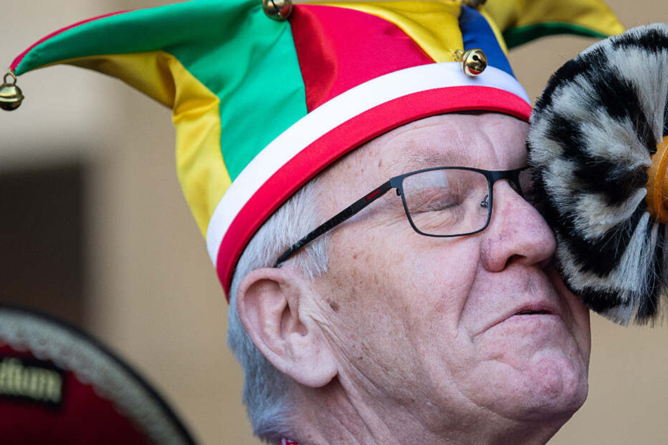 Baden-Württembergs Ministerpräsident Winfried Kretschmann (Grüne) wird symbolisch vom "Amtsstaub" befreit.