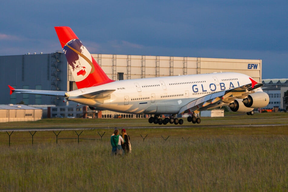 Ein A380 der Global Airlines bei der Landung in Dresden. Das größte Passagierflugzeug wird bei den Elbe Flugzeugwerken durchgecheckt.