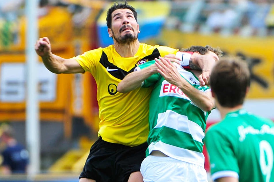 17 Mal trat Cristian Fiel in seiner Karriere als Spieler gegen Greuther Fürth an - hier in der Saison 2011/2012. Für den Ellbogencheck gegen Stephan Fürstner sah "Fielo" seinerzeit übrigens Rot...