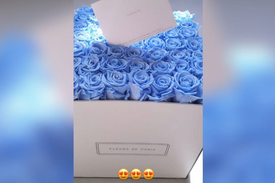 Der Schauspieler überraschte seine Liebste mit einem Bund blauer Rosen.