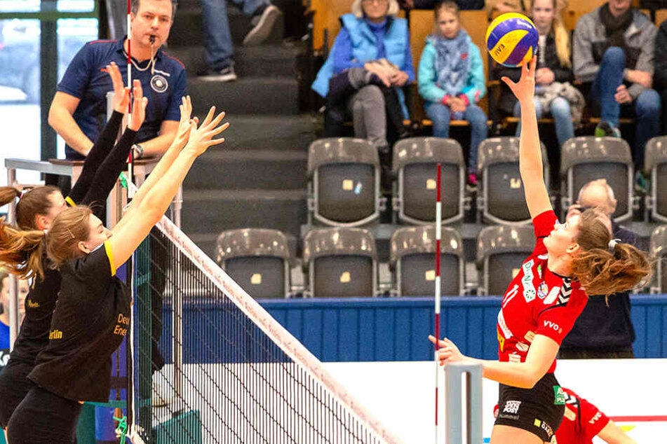 Rica Maase im Angriff gegen das Berliner Duo Edina Schmidt und Josepha Bock.