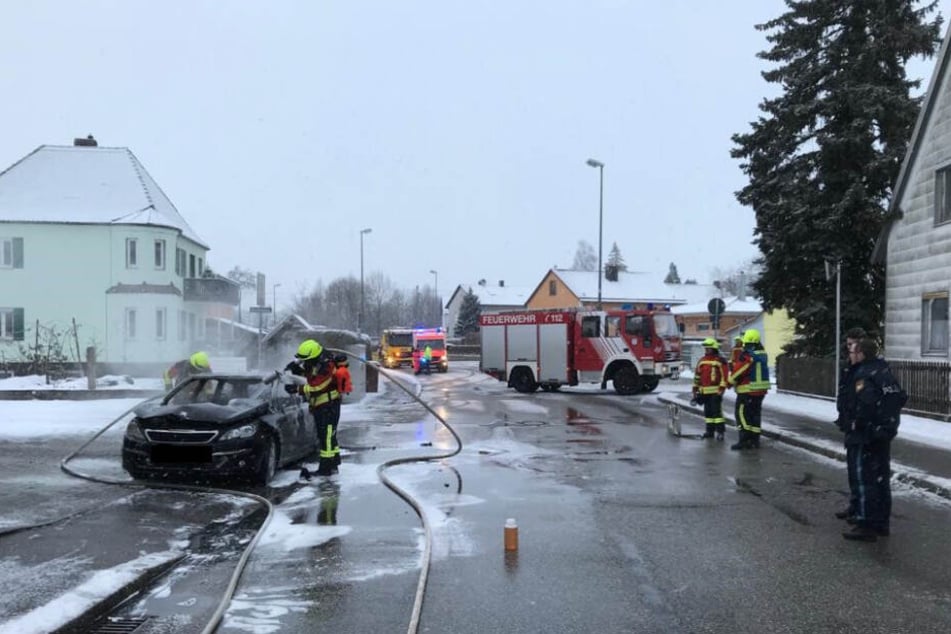 Die Feuerwehr bringt die Flammen unter Kontrolle.