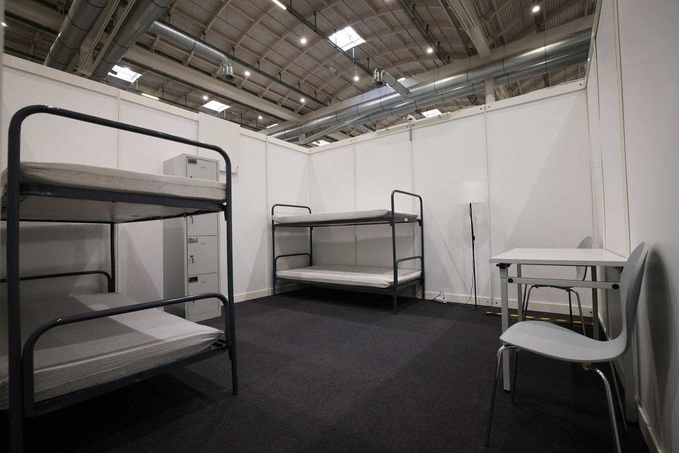 Blick in eine Notunterkunft für Flüchtlinge mit vier Schlafplätzen in den Hamburger Messehallen.