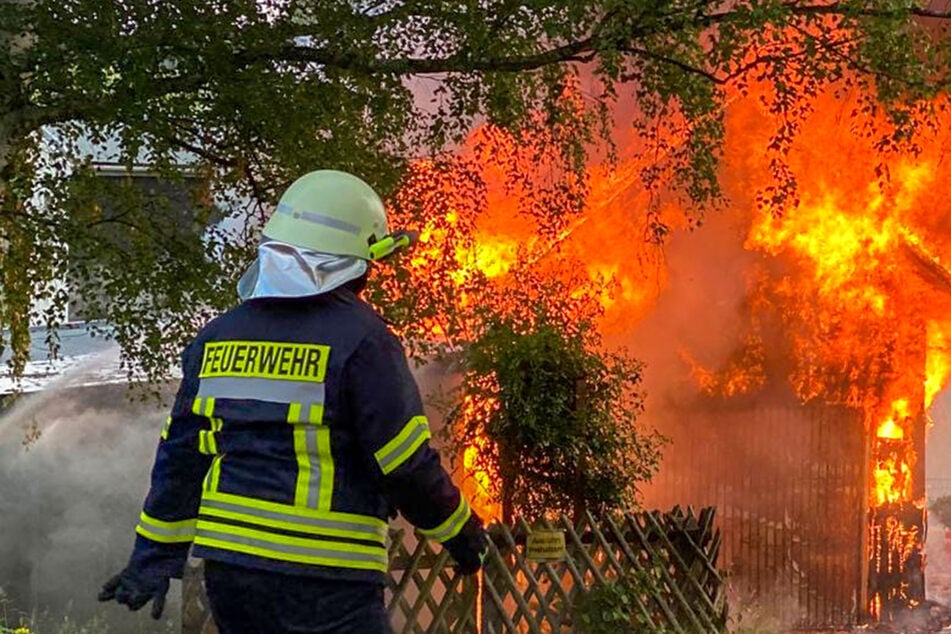 Ein Brandursachenermittler untersucht die Hintergründe.