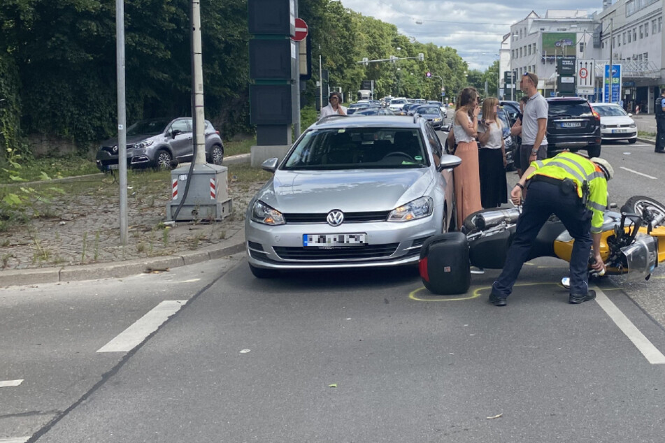 Bei dem Unfall wurden insgesamt vier Menschen verletzt, ein Motorradfahrer schwebt in Lebensgefahr.