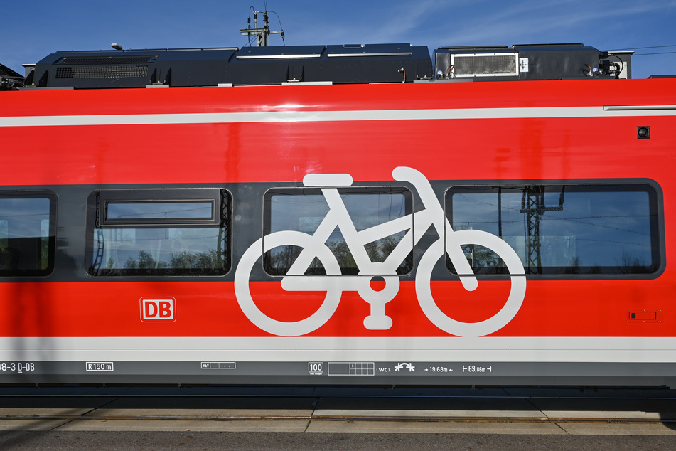 in Symbol in Form eines Fahrrades auf einem Zug der Deutschen Bahn signalisiert, dass Fahrräder mitgenommen werden können.