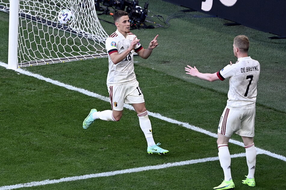 Borussia Dortmunds Thorgan Hazard (l.) glich für Belgien aus, Kevin De Bruyne (r.) traf eine Viertelstunde später zur Führung.