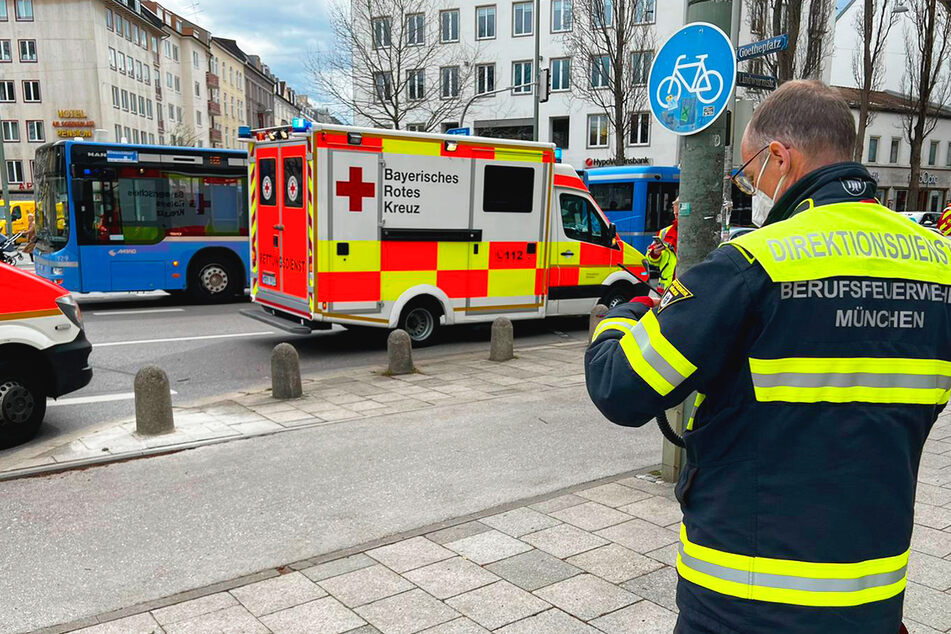 München: Großeinsatz am Goetheplatz: Schülerinnen übergeben sich urplötzlich, Rettungsdienst steht vor Rätsel