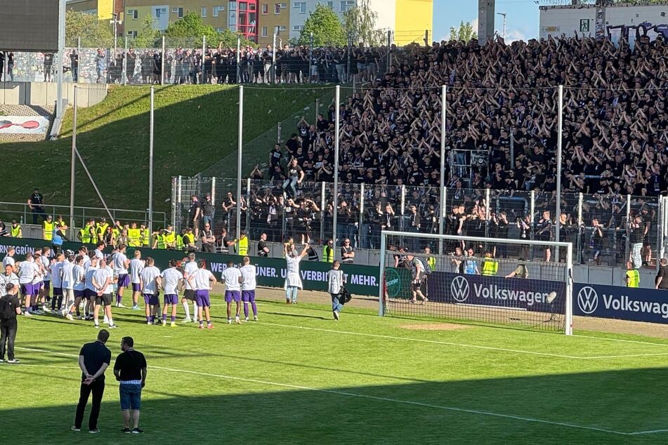 Aue-Spieler schicken ihren Trainer Khvicha Shubitidze nach vorne, damit auch er sich von den Fans feiern lässt.