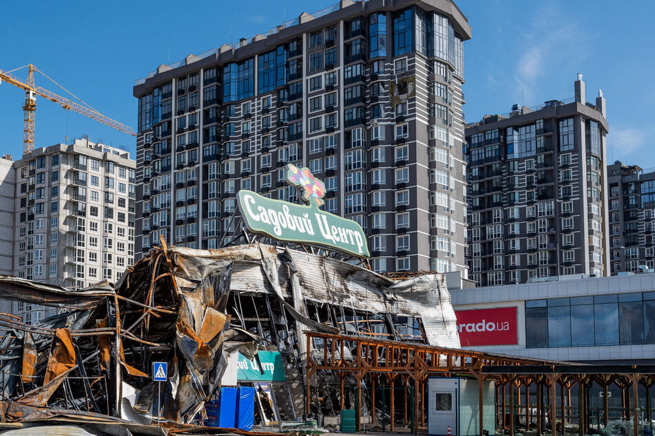 In Butscha wurden nicht nur viele Wohngebäude, sondern auch dieses Shoppingcenter von der russischen Armee zerstört.