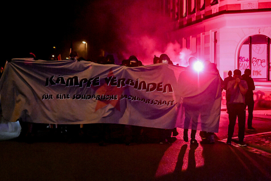 Unter dem Motto "Kämpfe verbinden" zogen die Demonstranten durch Connewitz.