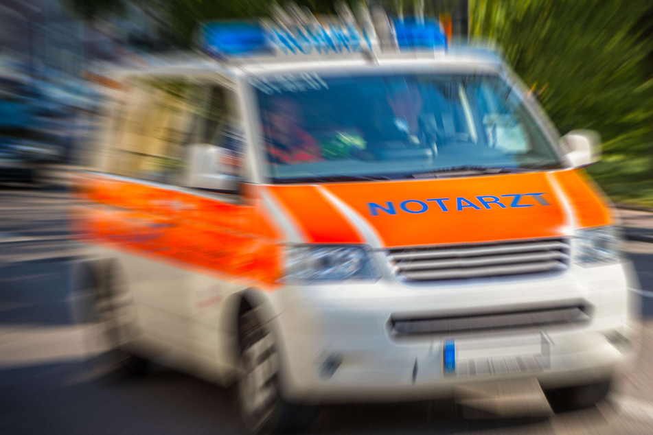 Schwerer Unfall auf Krefelder Kreuzung: Auto überschlägt sich und landet auf dem Dach