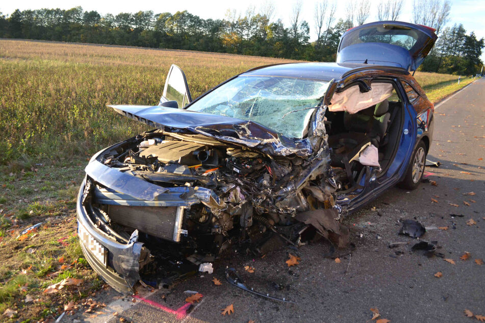 Große Spuren der Zerstörung am Opel nach der Kollision mit einem Mercedes.