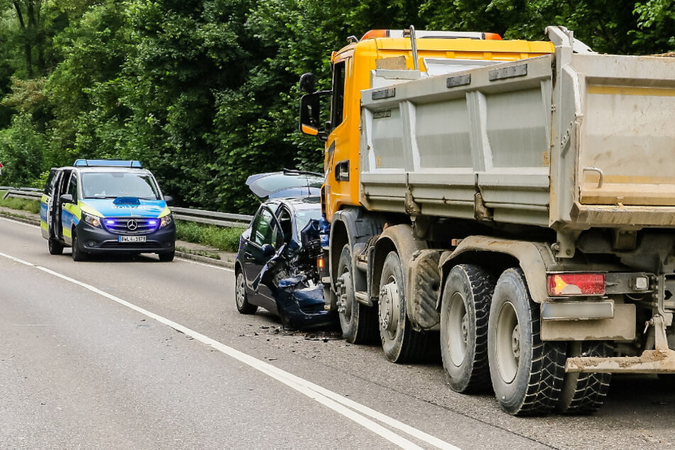 Das Auto krachte frontal in den Lkw.