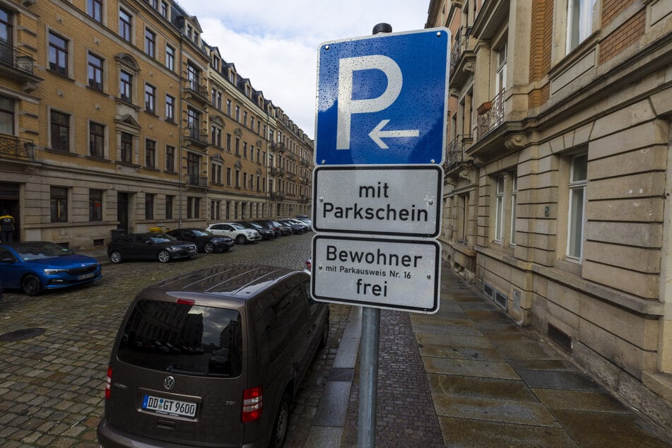 Parkraum in der Hertelstraße (Johannstadt): Erst im März stiegen die Kosten für das Anwohnerparken von 30 auf 75 Euro pro Jahr.