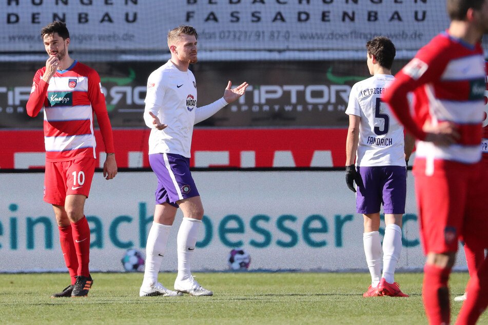 Aue-Kicker Steve Breitkreuz (29) muss nach einem Platzverweis die Partie gegen Heidenheim verlassen.