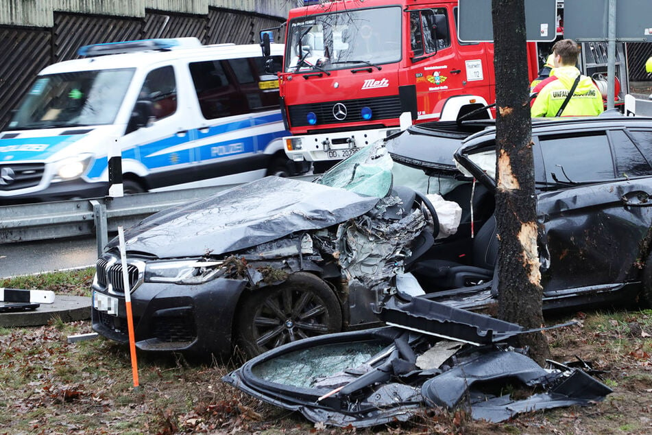 Unfall A4: Schwerer Unfall auf A4: BMW kracht gegen Baum