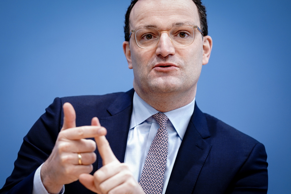 Jens Spahn (40, CDU), Bundesminister für Gesundheit, kündigt eine Überarbeitung der Impfverordnung für AstraZeneca an.