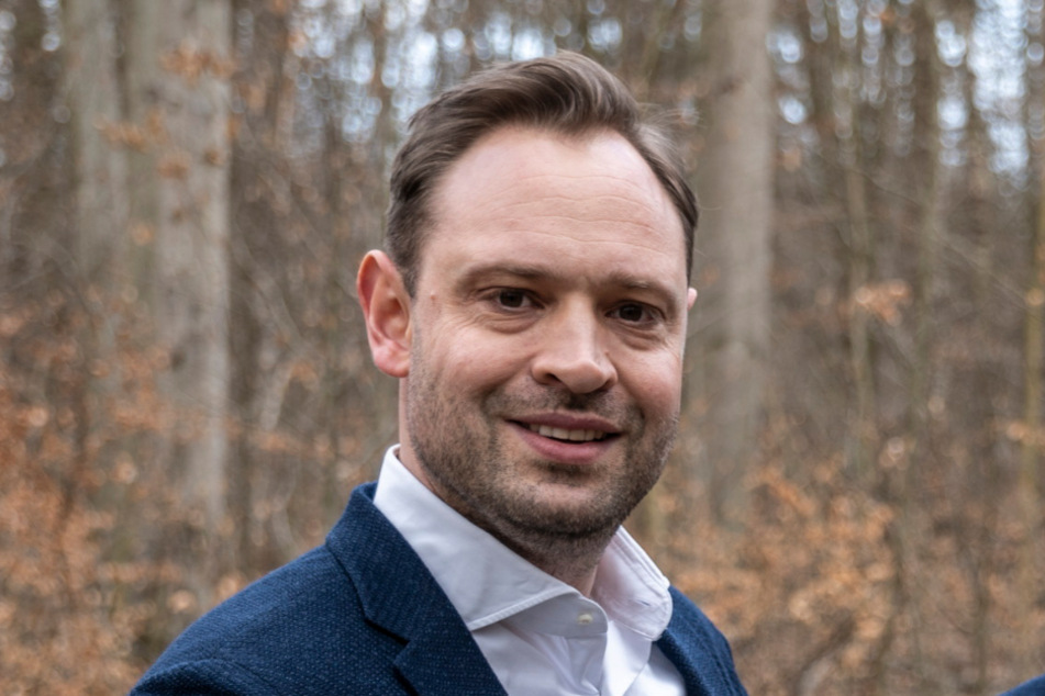 CDU-Abgeordneter Alexander Dierks (36) kritisiert die Verkehrspolitik der Stadt.