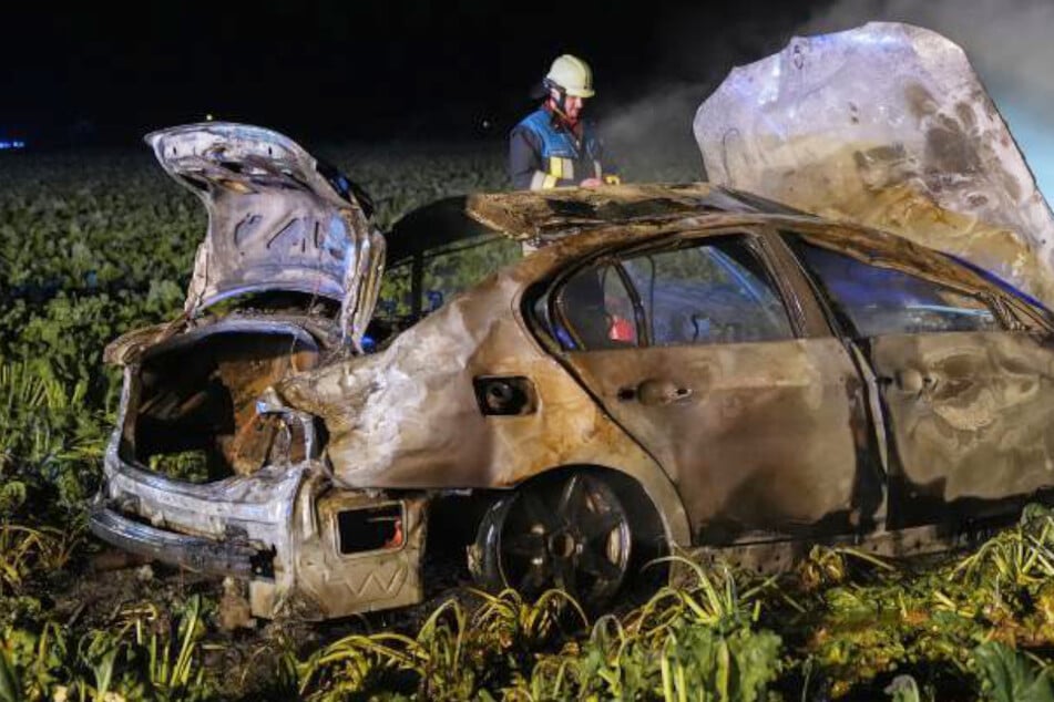 Auto überschlägt sich und fängt Feuer: Zwei Menschen schwer verletzt