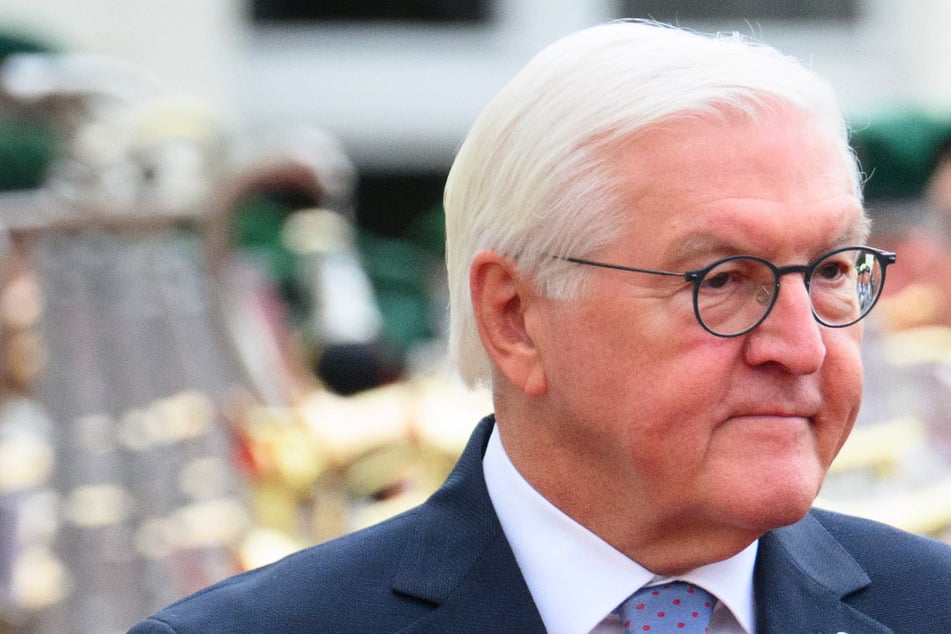 Berlin: Steinmeier lässt Blicke in sein Amtszimmer werfen und muss Gattin entschuldigen