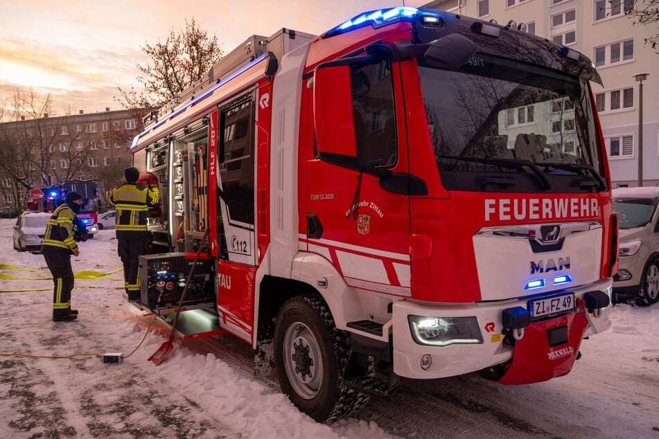 Der Einsatz konnte nach gut 90 Minuten abgeschlossen werden. Anschließend übergab die Feuerwehr die Einsatzstelle an die Stadtwerke.