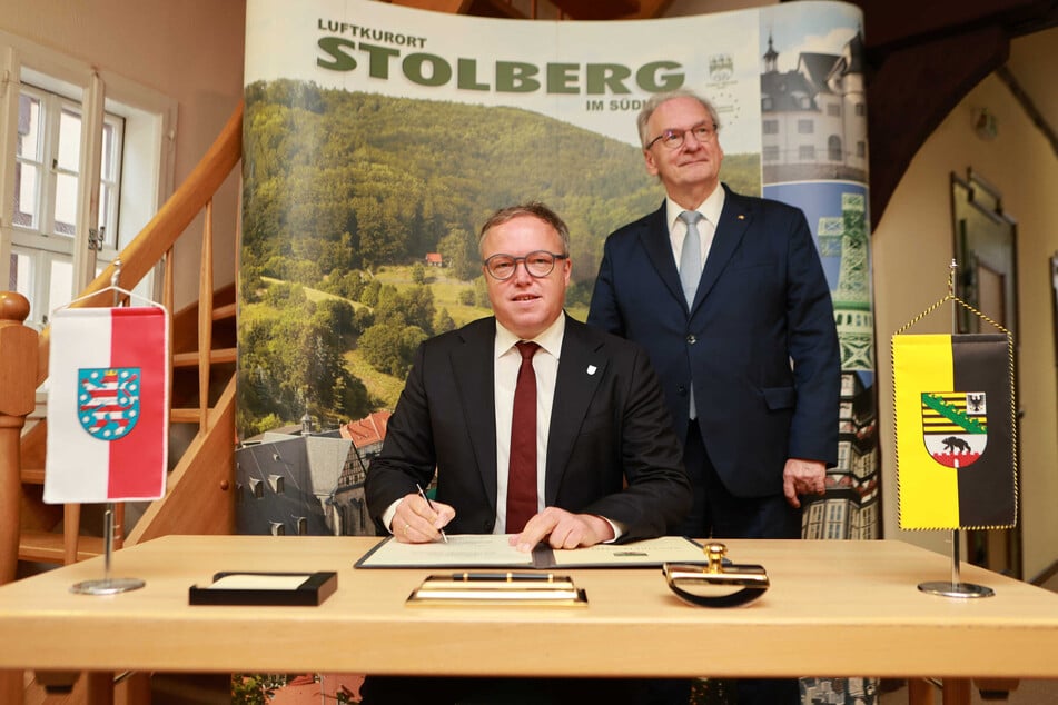 Die Ministerpräsidenten aus Thüringen und Sachsen-Anhalt, Mario Voigt (48, CDU, l.) und Reiner Haseloff (71, CDU), berieten zum Hochwasserschutz an der Ländergrenze.