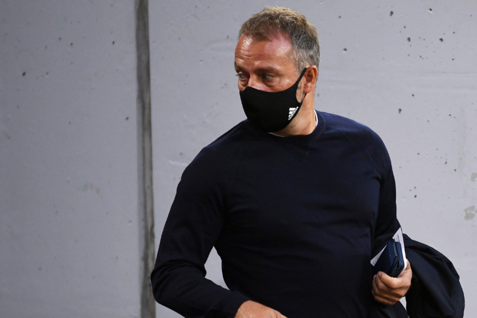 Trainer Hansi Flick (55) und die Spieler des FC Bayern München treffen am Donnerstag in Budapest auf den FC Sevilla.