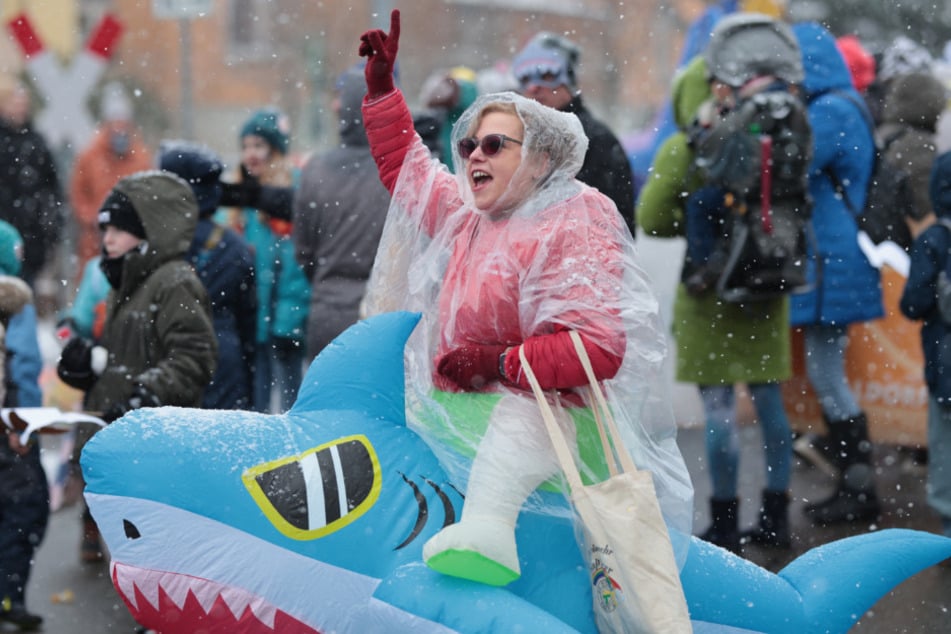 Die Jecken dürften sich das Feiern in den nächsten Tagen trotz Regen und trüben Aussichten wohl kaum madig machen lassen.