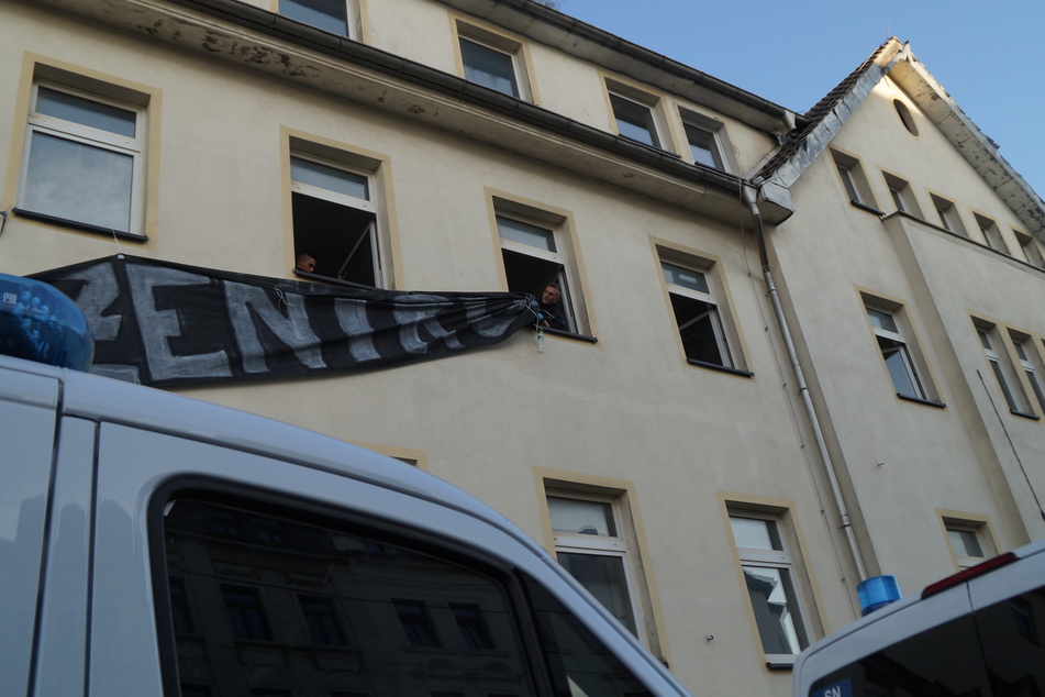 Die Polizei nahm auch die Banner von der Fassade ab.