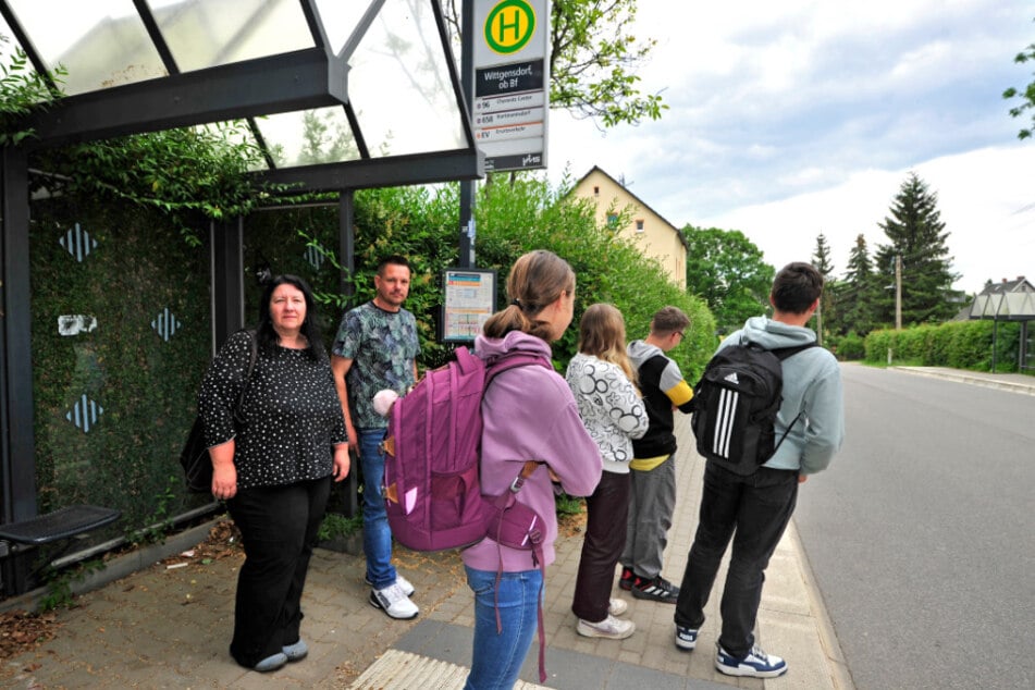 Antje Köhler (47) und Jens Schubert (41) ärgern sich am Oberen Bahnhof über zu kleine Busse.