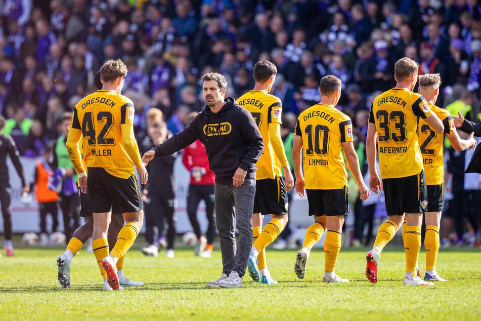 Coach Thomas Stamm (2.v.l.) schafft es mit seiner Mannschaft nicht, einen Vorsprung über die Zeit zu bekommen.