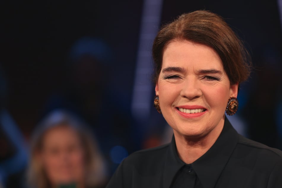Ganz schräg! Tagesschau-Ikone trällert plötzlich los