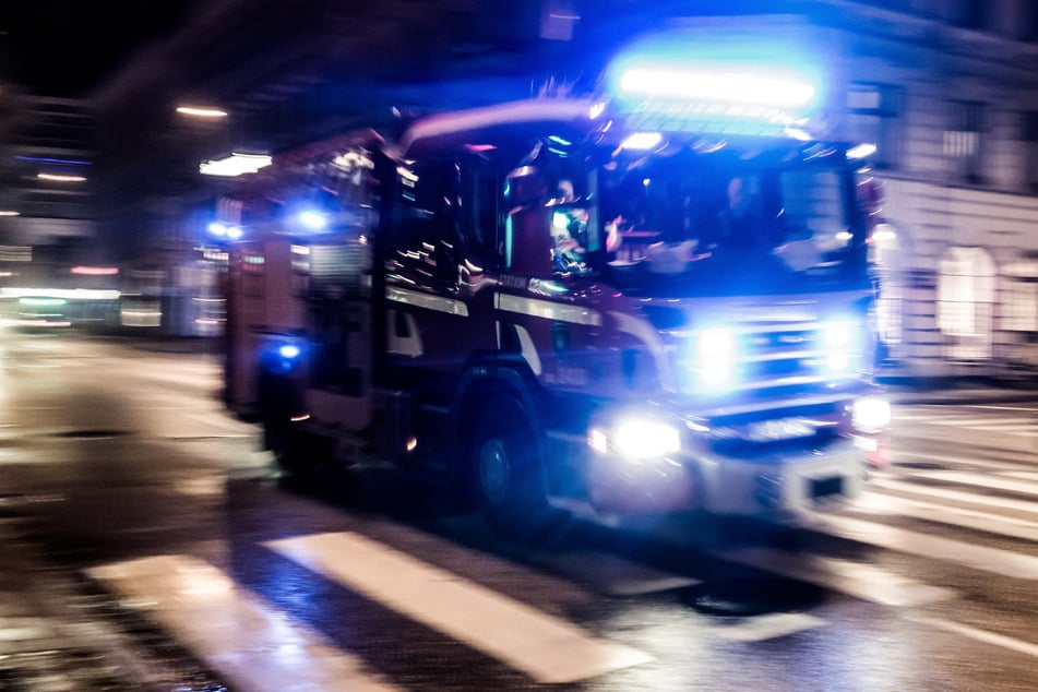 Leipzig: 30.000 Euro Schaden: Müllcontainer gehen in Flammen auf, Hitze beschädigt Autos