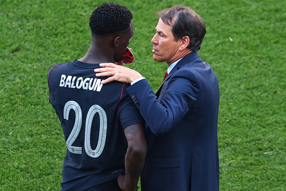 Belgium coach Rudi Garcia (r.) speaks with Team USA's Folarin Balogun after the Round of 16 match in Seattle on July 6, 2026.