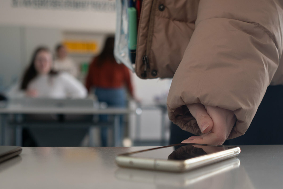 Ab dem kommenden Schuljahr wird das generelle Handy-Verbot an Bayerns Schulen gelockert.