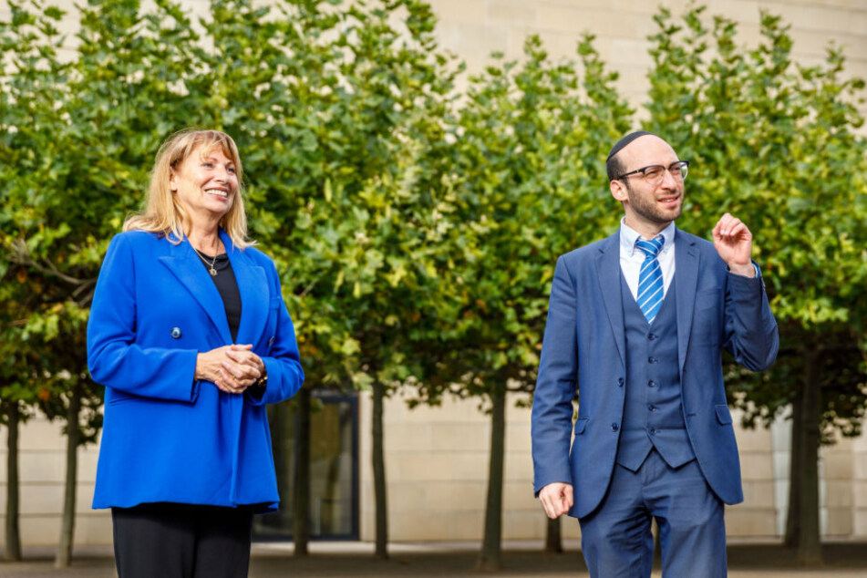 Sagte Unterstützung zu: Ministerin Petra Köpping (62, SPD) zu Besuch beim Dresdner Rabbiner Akiva Weingarten (35).