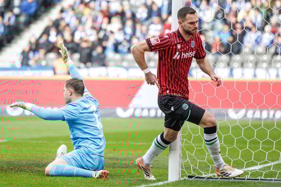 Hannovers Boris Tomiak (r.) dreht nach seinem Führungstreffer zum Jubeln ab - Tjark Ernst hat das Nachsehen.