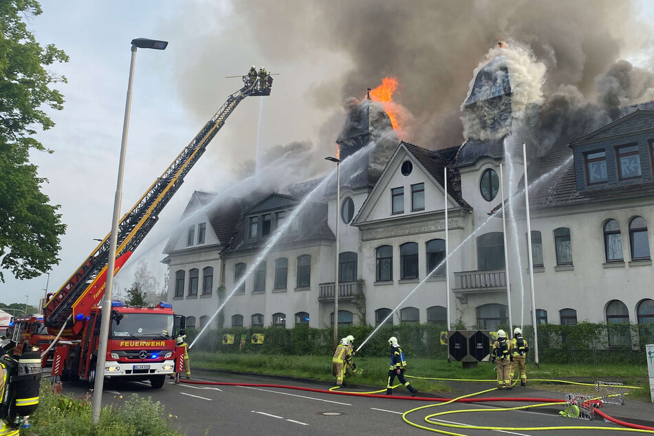 Großbrand hält Feuerwehr in Atem: Verwaltungs-Gebäude steht in Flammen