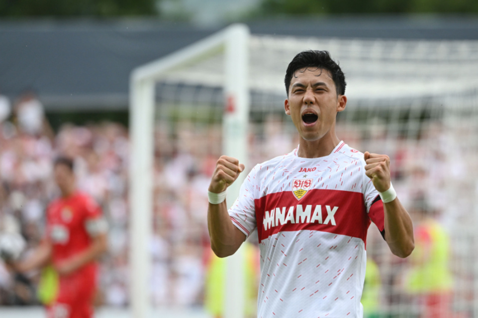 Wataru Endo jubelt über seinen Treffer zum 4:0 für den VfB Stuttgart.